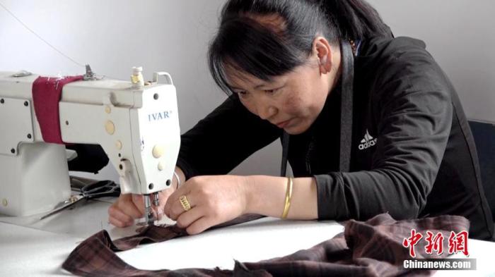 資料圖:拉薩首個(gè)“社區(qū)工廠”為不少城市留守婦女提供就業(yè)崗位,讓她們實(shí)現(xiàn)增收。 <a target='_blank' >中新社</a>記者 貢桑拉姆 攝 點(diǎn)擊進(jìn)入下一頁(yè)