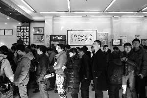 點(diǎn)餐的顧客排起“百轉(zhuǎn)千回”的長(zhǎng)隊(duì)。