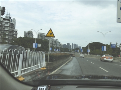 撞壞的鐵柵欄已經(jīng)更換,地上事故車殘留物