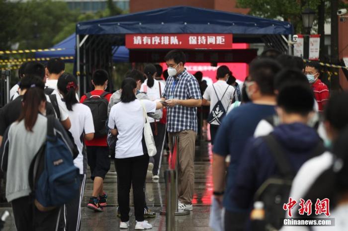 資料圖:2020年7月,上海考生步入高考考場。張亨偉 攝 點(diǎn)擊進(jìn)入下一頁