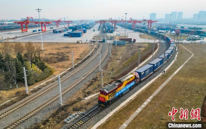 全國首列全程時刻表綠色跨境電商專列發(fā)車。西安浐灞國際港供圖 全國首列全程時刻表綠色跨境電商專列發(fā)車。西安浐灞國際港供圖