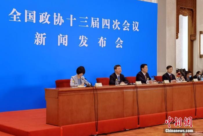 3月3日,全國(guó)政協(xié)十三屆四次會(huì)議新聞發(fā)布會(huì)在北京舉行,大會(huì)新聞發(fā)言人郭衛(wèi)民向中外媒體介紹本次大會(huì)有關(guān)情況并回答記者提問。為有效防控疫情,共同維護(hù)公共衛(wèi)生與健康,新聞發(fā)布會(huì)采用網(wǎng)絡(luò)視頻形式進(jìn)行。圖為新聞發(fā)布會(huì)主會(huì)場(chǎng)。<a target='_blank' >中新社</a>發(fā) 鐘欣 攝 點(diǎn)擊進(jìn)入下一頁(yè)