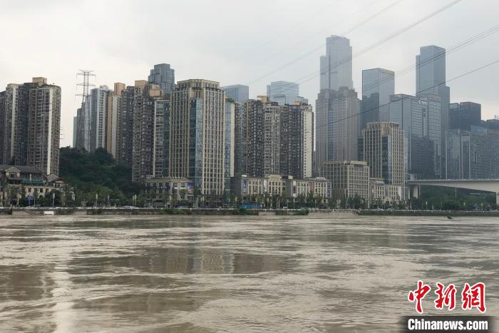 兩江洪峰過境重慶中心城區(qū):輕軌水上走沖鋒舟開進磁器口