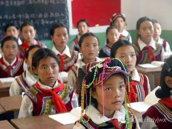 圖為金陽(yáng)縣桃坪鄉(xiāng)中心校，誰(shuí)說(shuō)女童不能上學(xué)？(攝于2013年)