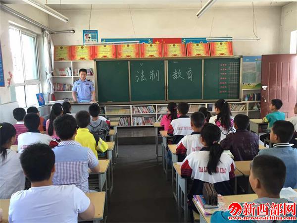 大柳塔派出所民警對(duì)學(xué)生開(kāi)展教??.JPG