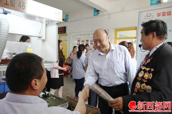 郜廣尉與華亞車間主任金增強(肢殘)握手_副本.jpg