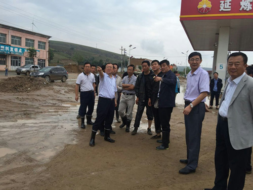 定邊縣焦利民縣長指導(dǎo)救援_副本.jpg