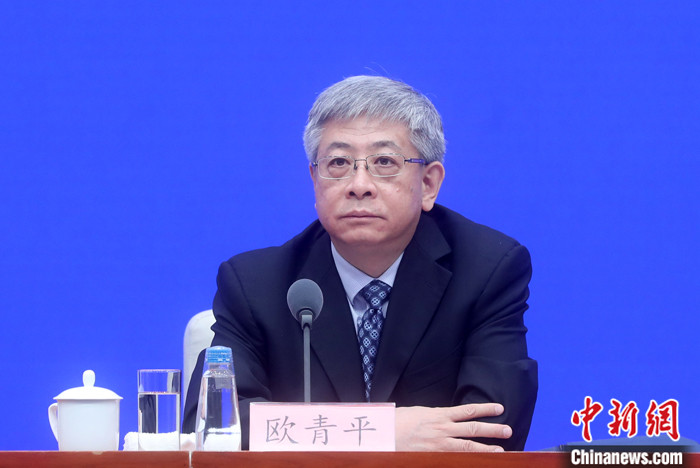 11月19日,國務(wù)院新聞辦公室在北京舉行新聞發(fā)布會,介紹就業(yè)扶貧實(shí)施有關(guān)工作情況和主要成效。中國國務(wù)院扶貧辦公室副主任歐青平表示,2016年到2020年,中國貧困勞動力外出務(wù)工人數(shù)增加了1000多萬人。外出務(wù)工涉及到2/3的貧困家庭,這些家庭2/3左右的收入都來自務(wù)工。<a target='_blank' >中新社</a>記者 張宇 攝 點(diǎn)擊進(jìn)入下一頁