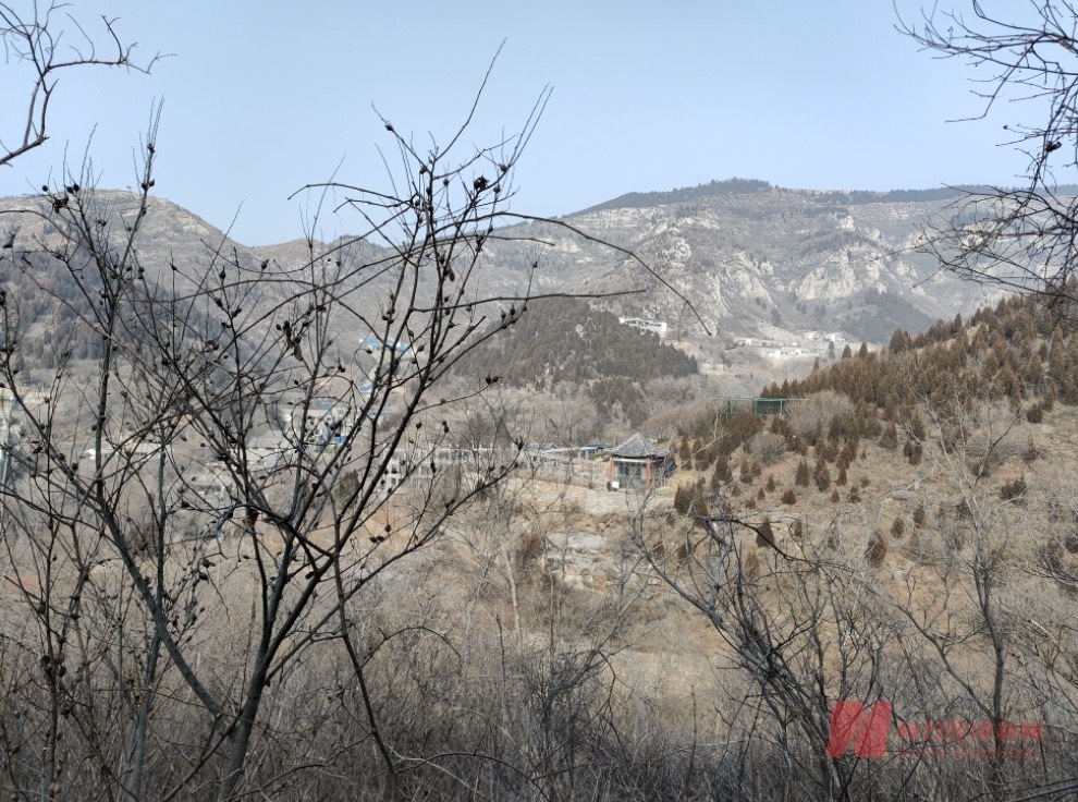 從一側(cè)的野山崗俯瞰拆除現(xiàn)場 每經(jīng)記者 王佳飛 攝 從一側(cè)的野山崗俯瞰拆除現(xiàn)場 每經(jīng)記者 王佳飛 攝