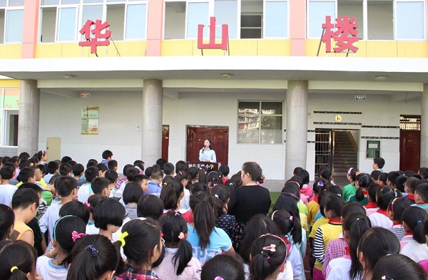 ????0日網(wǎng)稿)勉縣法院 送法到校?? 陽(yáng)光護(hù)花??jpg