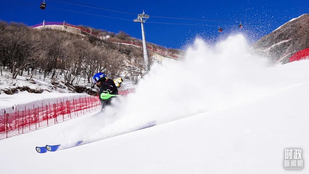 高山滑雪運(yùn)動瞬間。(總臺國廣記者李晉拍攝) 高山滑雪運(yùn)動瞬間。(總臺國廣記者李晉拍攝)