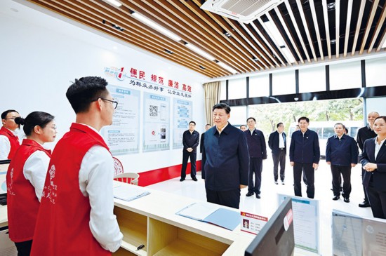 　2023年12月14日至15日，中共中央總書記、國家主席、中央軍委主席習近平在廣西考察。這是14日上午，習近平在南寧市良慶區(qū)蟠龍社區(qū)黨群服務中心考察。 新華社記者 燕雁/攝