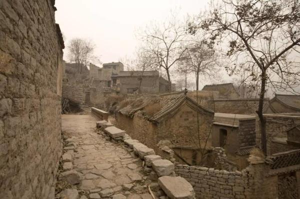 還有三年就要脫貧達(dá)標(biāo),村里仍然10個(gè)孩子輪穿一條褲 還有三年就要脫貧達(dá)標(biāo),村里仍然10個(gè)孩子輪穿一條褲