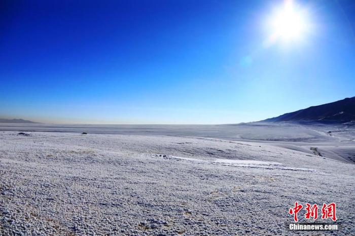 資料圖:雪后新疆黑山草原美成仙境。李靖海 攝 點(diǎn)擊進(jìn)入下一頁(yè)