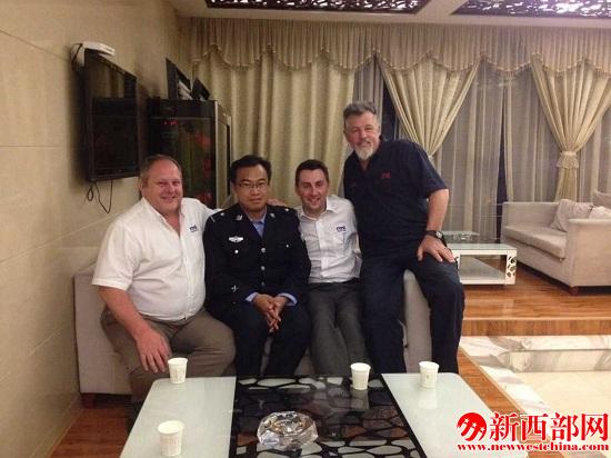 外國友人與民警李彥鵬合影留念.png