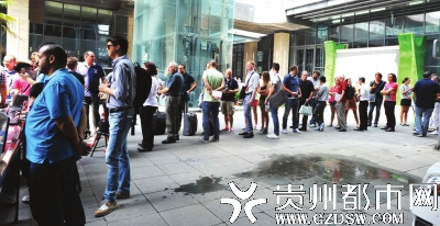 外籍客商排隊領(lǐng)取托運的展品。