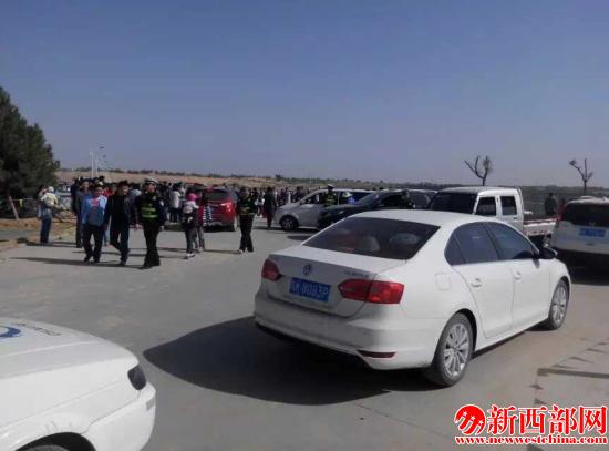 民警維護(hù)交??秩序..jpg
