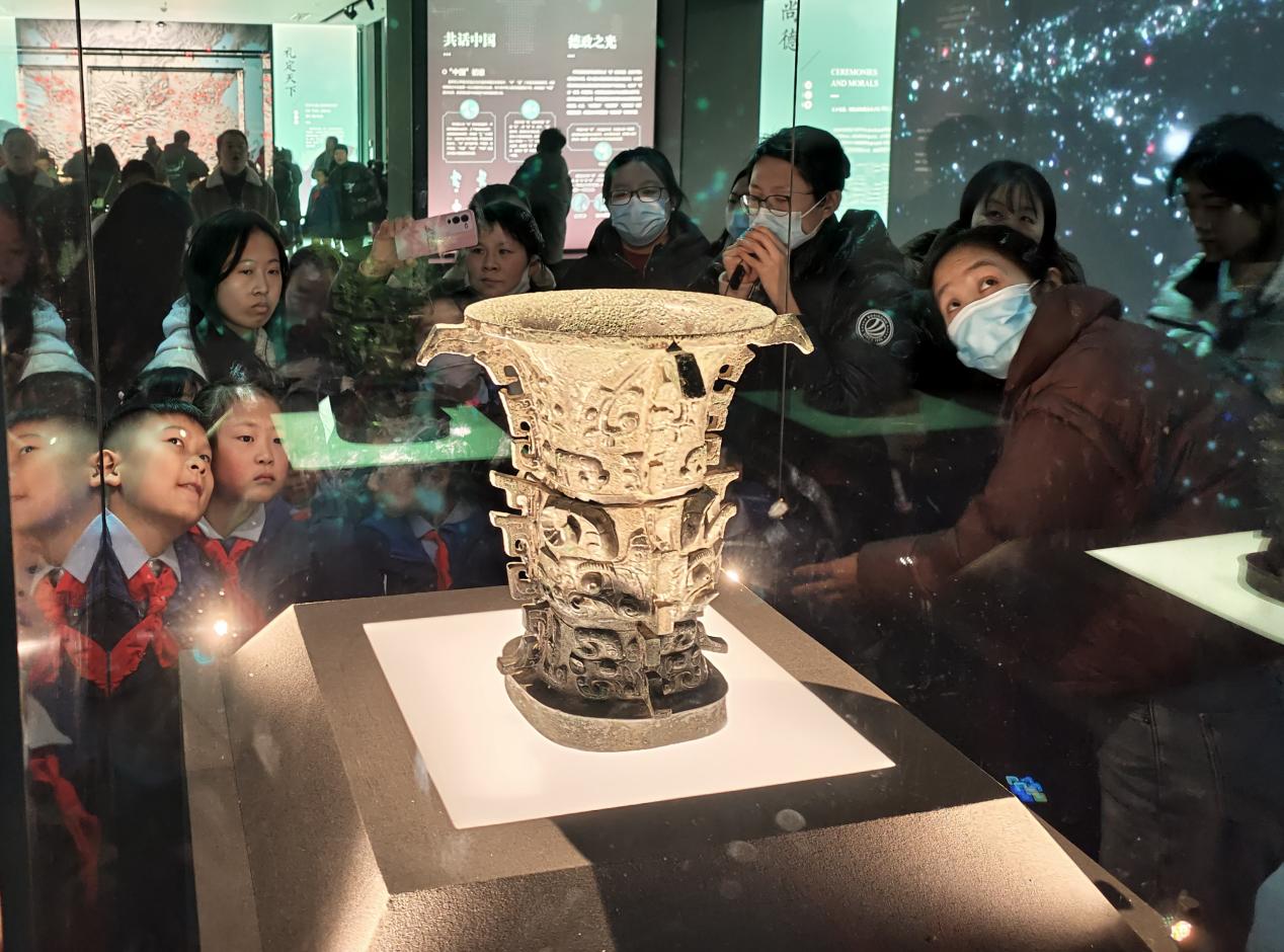 各地游客們在寶雞青銅器博物院里參觀。寶雞青銅器博物院供圖