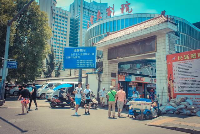 城市里的鄉(xiāng)村，西安西八里村紀實，小巷中這條標語，有些念不出口