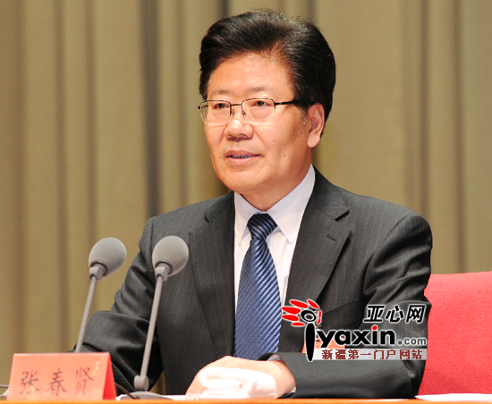 圖為12月25日，自治區(qū)黨委經(jīng)濟(jì)工作會議在烏魯木齊舉行。中共中央政治局委員、自治區(qū)黨委書記張春賢在會上發(fā)表重要講話。亞心網(wǎng)記者李雄心攝