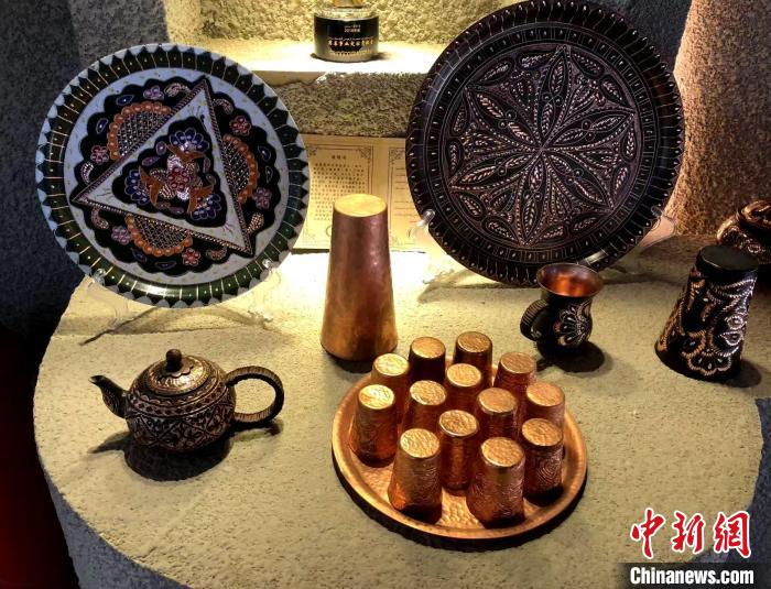 迪麗努爾·艾則孜創(chuàng)作室制作的手工藝品。陶拴科 攝