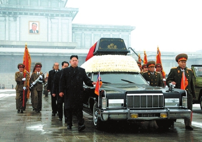 2011年12月17日,朝鮮前最高領(lǐng)導(dǎo)人金正日逝世。金正日遺體告別儀式上,除金正恩外,李英浩、張成澤、金永春等7人陪同護(hù)送了靈車,他們被看做是朝鮮當(dāng)時(shí)政界的核心力量。如今,“扶靈七人”大半被解職。