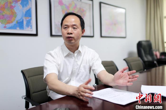 胡建林接受記者專訪?!⊥趵?攝 胡建林接受記者專訪?!⊥趵?攝