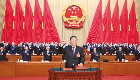 　　2023年3月10日，十四屆全國人大一次會議在北京人民大會堂舉行第三次全體會議。習近平全票當選中華人民共和國主席、中華人民共和國中央軍事委員會主席。這是習近平進行憲法宣誓。 新華社記者 鞠鵬/攝