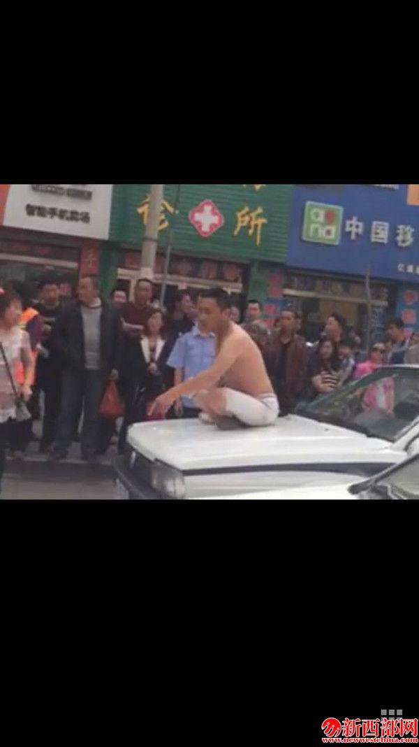 醉漢楊某坐在警車車頭辱罵民警和路??_副本.jpg