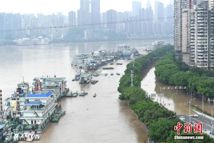 8月19日,長(zhǎng)江洪水淹沒(méi)重慶南濱路,沿線商鋪全部關(guān)閉。受近日上游地區(qū)強(qiáng)降雨影響,長(zhǎng)江重慶段水位全線大幅超保證水位。陳超 攝 點(diǎn)擊進(jìn)入下一頁(yè)