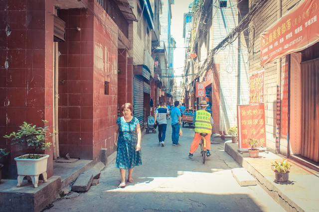 城市里的鄉(xiāng)村，西安西八里村紀實，小巷中這條標語，有些念不出口