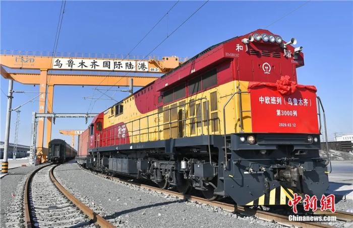 2020年3月12日,中歐班列烏魯木齊集結中心開行第3000列中歐班列。班列滿載貨物,由新疆霍爾果斯口岸站出境,前往烏茲別克斯坦塔什干。<a target='_blank' href='/'>中新社</a>記者 劉新 攝 點擊進入下一頁