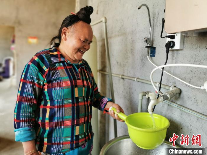 圖為貴州村民家中裝上自來(lái)水。(貴州省水利廳供圖) 劉鵬 攝 圖為貴州村民家中裝上自來(lái)水。(貴州省水利廳供圖) 劉鵬 攝