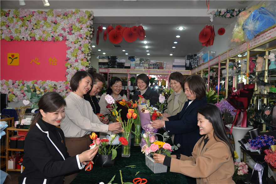 陜西靖邊:凝聚巾幗力量 綻放女性芳華_fororder_準(zhǔn)備花束 (1).JPG 陜西靖邊:凝聚巾幗力量 綻放女性芳華_fororder_準(zhǔn)備花束 (1).JPG