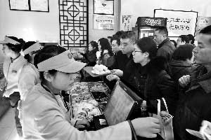 收銀臺(tái)有些招架不住。