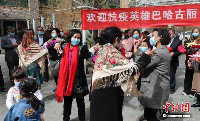 資料圖:曾在武漢方艙醫(yī)院帶領(lǐng)患者跳新疆舞的“大白”——巴哈古麗·托勒恒回家,鄰里載歌載舞迎接她。圖為鄰里載歌載舞迎接巴哈古麗·托勒恒回家。 王小軍 攝 點(diǎn)擊進(jìn)入下一頁(yè)