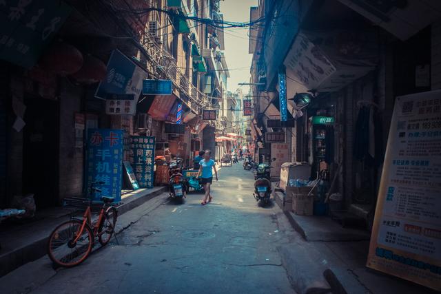 城市里的鄉(xiāng)村，西安西八里村紀實，小巷中這條標語，有些念不出口