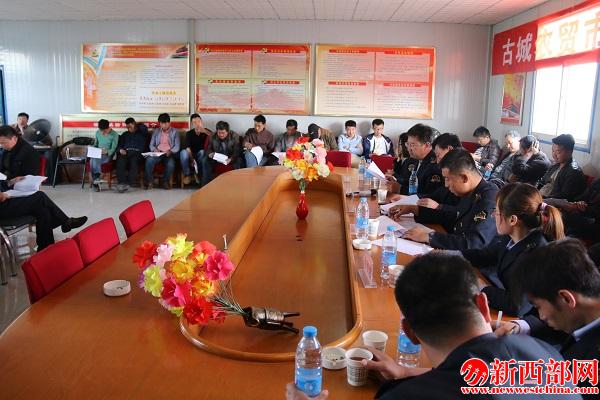 與會人員就食用農(nóng)產(chǎn)品????相關(guān)法律責(zé)任問題進行深入交流.JPG