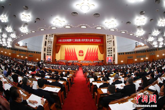 5月25日,十三屆全國人大三次會(huì)議在北京人民大會(huì)堂舉行第二次全體會(huì)議。 <a target='_blank' >中新社</a>記者 盛佳鵬 攝 點(diǎn)擊進(jìn)入下一頁