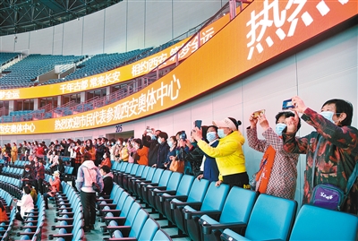 3月22日,市民代表參觀西安奧體中心。(資料圖片 首席記者 王健 實(shí)習(xí)生 李緯坤 攝)
