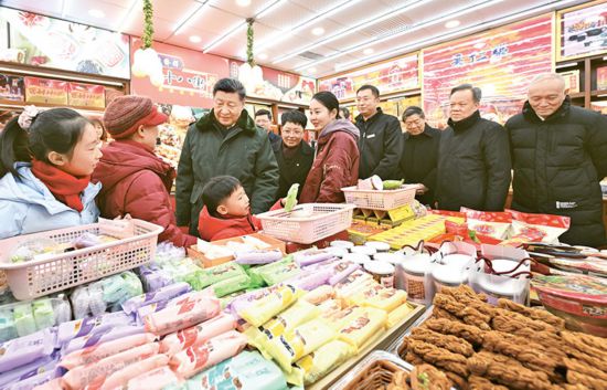 　　2024年2月1日至2日，中共中央總書記、國家主席、中央軍委主席習近平來到天津，看望慰問基層干部群眾。這是1日下午，習近平在天津古文化街考察時，走進店鋪同現(xiàn)場群眾互動交流。 新華社記者 謝環(huán)馳/攝