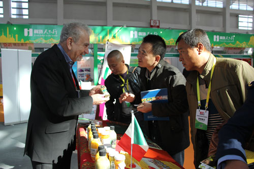 墨西哥參展商代表阿尼拔正在推介當(dāng)?shù)靥厣Ｑ蛉馀胝{(diào)用品