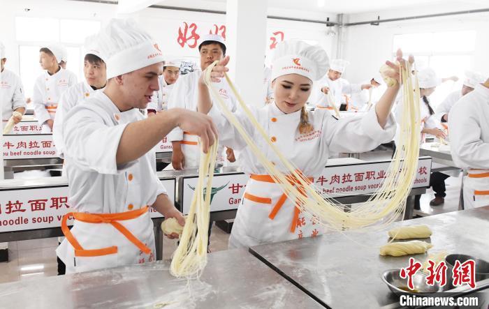2018年4月,外國學(xué)員在甘肅蘭州一家職業(yè)培訓(xùn)學(xué)校學(xué)習(xí)制作技藝。(資料圖) 楊艷敏 攝