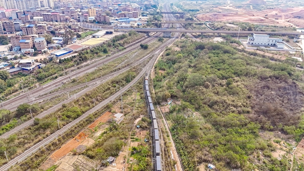 首趟南寧至粵港澳大灣區(qū)鐵路貨運班列從南寧國際鐵路港發(fā)車。黃澤威攝