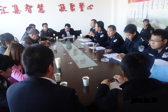 崇文路派出所召開校園安保座談??jpg