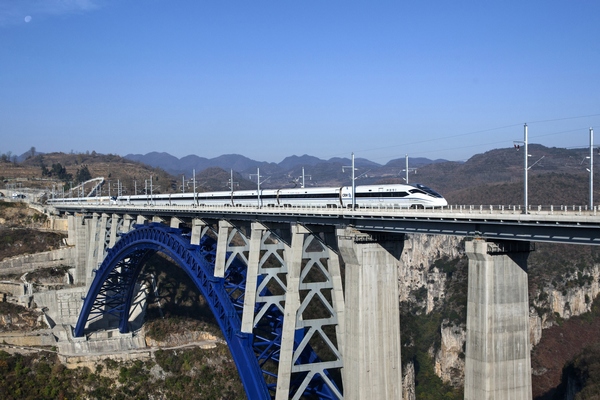 一列列車在成貴高鐵西溪河特大橋上飛馳而過(guò)。史開(kāi)心攝