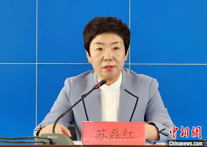 圖為青海省民政廳黨組成員、副廳長(zhǎng)蘇磊紅對(duì)《青海省關(guān)于改革完善社會(huì)救助制度的實(shí)施方案》進(jìn)行介紹?!∑钤鲚?攝 圖為青海省民政廳黨組成員、副廳長(zhǎng)蘇磊紅對(duì)《青海省關(guān)于改革完善社會(huì)救助制度的實(shí)施方案》進(jìn)行介紹。 祁增蓓 攝