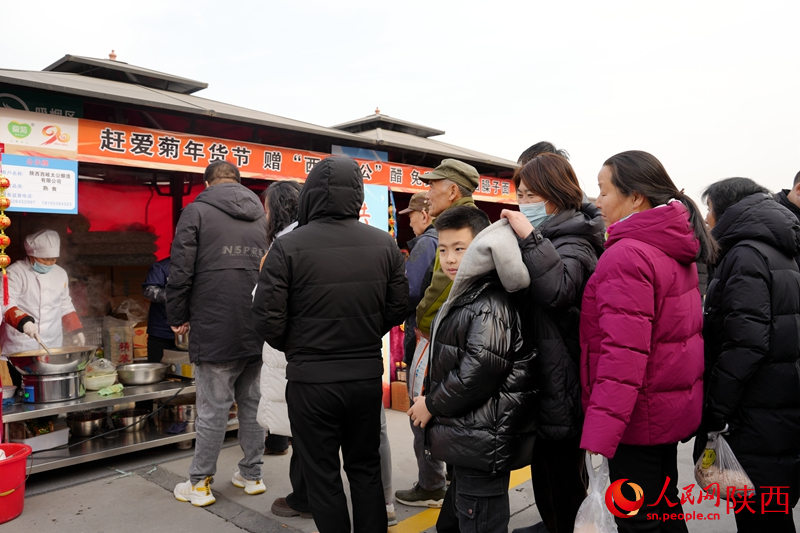 第二屆中歐班列年貨節(jié)的現(xiàn)場(chǎng)，市民排隊(duì)品嘗臊子面。人民網(wǎng)記者 賈凱璐攝