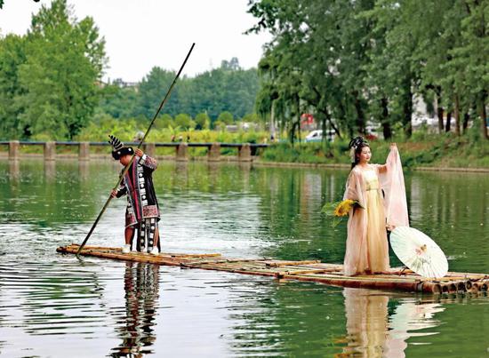 湄潭縣黃家壩鎮(zhèn)船邊村，游客乘竹筏觀賞湄江景色(遵義圖庫 楊國慶 攝)