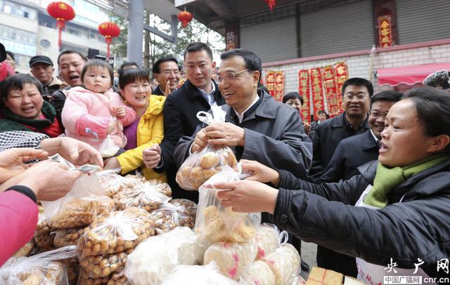 李克強(qiáng)現(xiàn)身貴州黎平市場(chǎng) 為貧困戶買年貨(圖)